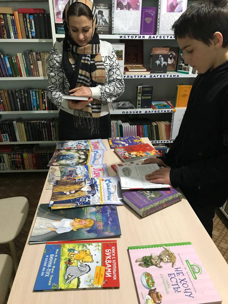 Специалист по социальной работе организовала экскурсию в библиотеку для своего подопечного