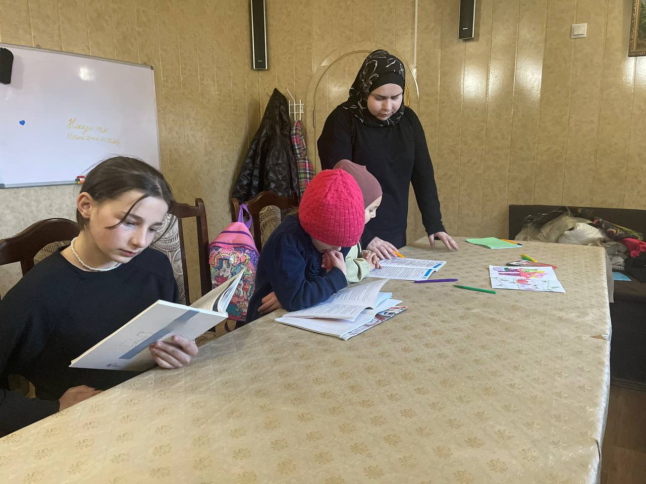 Специалисты Центра социального обслуживания населения в Кулинском районе отделения обслуживания детей и семей с детьми в полустационарной форме оказывают социально - педагогическую помощь получателям социальных услуг.