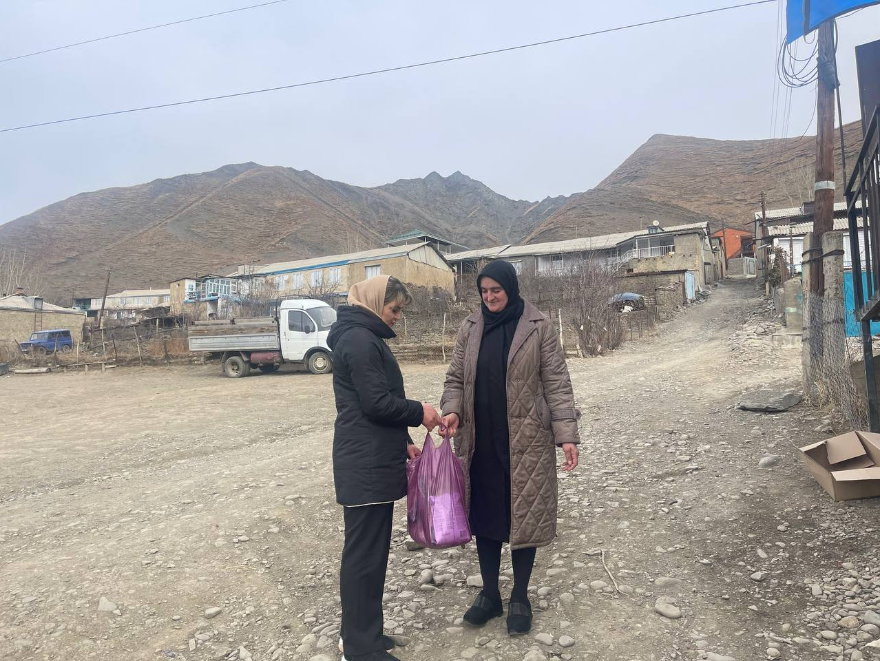 В честь 35 – ой годовщины вывода советских войск из Афганистана  работники Центра социального обслуживания населения Кулинского района совместно с работниками соцзащиты посетили семью умершего воина