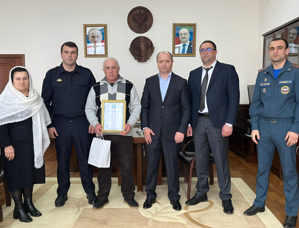 Руководитель Центра соцобслуживания Дахадаевского района вручил благодарственное письмо отцу погибшего военнослужащего