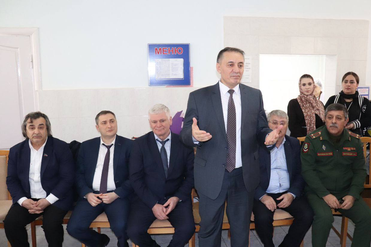 Абдурахман Махмудов и Мурад Казиев поздравили подопечных Кизилюртовского интерната с 8 марта