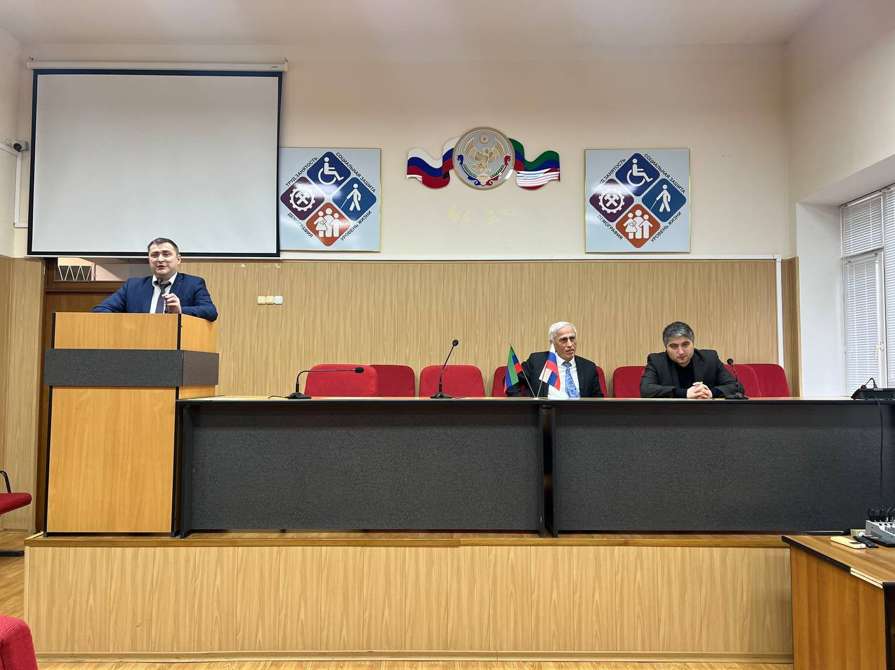 Мурад Казиев поздравил сотрудниц Минтруда Дагестана с наступающим праздником 8 марта