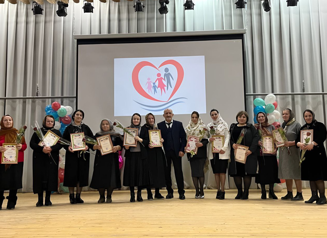 Специалисты КЦСОН Дахадаевского района удостоились Почетных грамот за многолетний труд и преданность делу