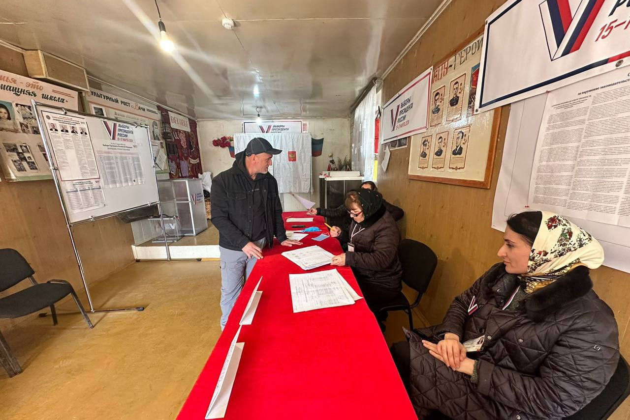 Работники Центра социального обслуживания населения  Кулинского района принимают активное участие в главном политическом событии страны – в выборах Президента Российской Федерации.