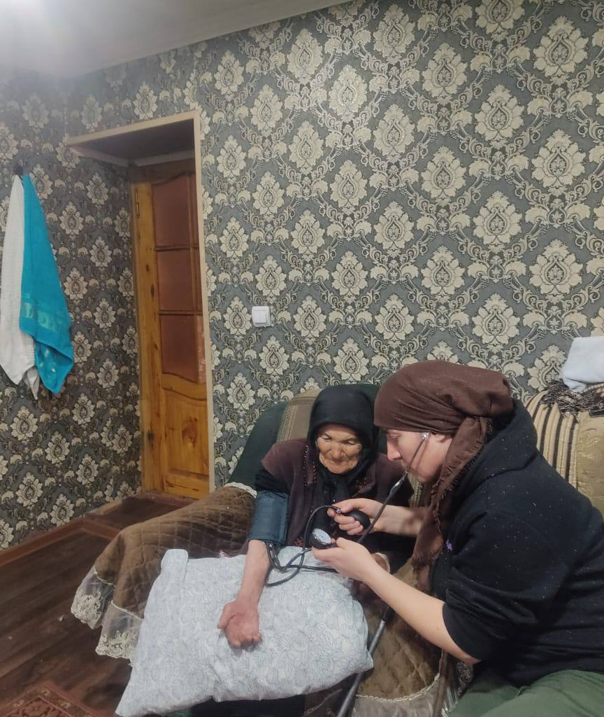 С самого утра работники Центра социального обслуживания населения Кулинского района заняты тем, что выполняют свои обязанности.