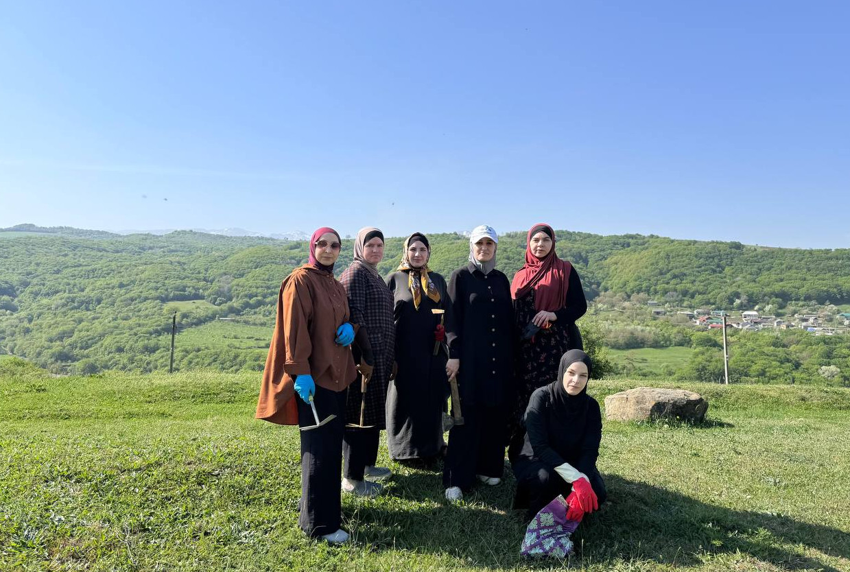 В рамках объявленного республиканского субботника ГКУ РД ЦЗН в МО «Казбековский район» принял самое активное участие в наведении чистоты  в районе.