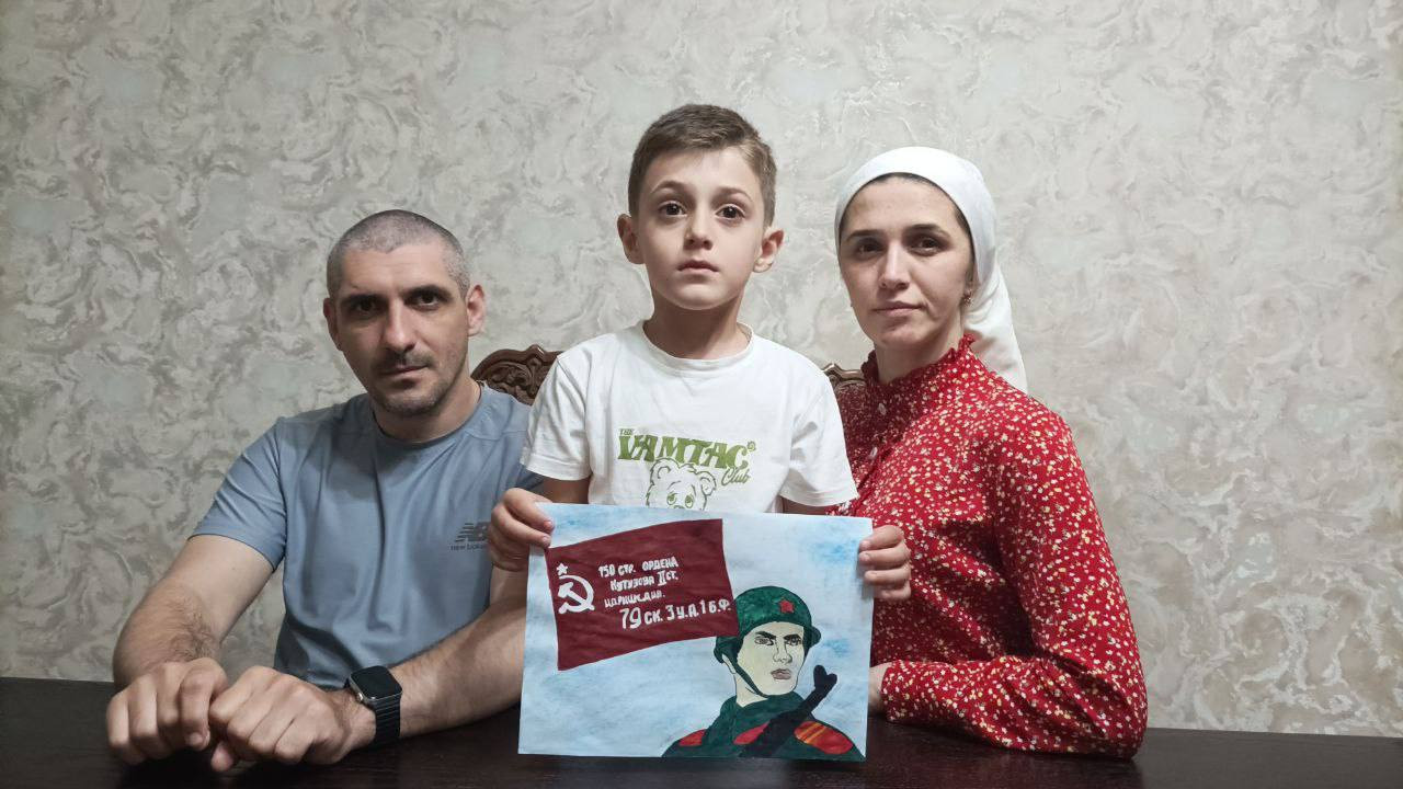 Интернет-акция «Фото семьи с детским рисунком «Знамя Победы»