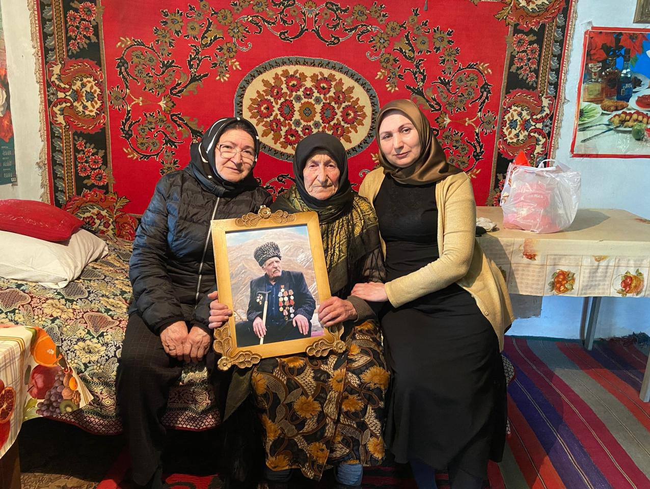 В преддверии празднования 79-ой годовщины Победы в Великой Отечественной войне работники Центра социального обслуживания населения Кулинского района поздравили вдову участника Великой Отечественной войны.