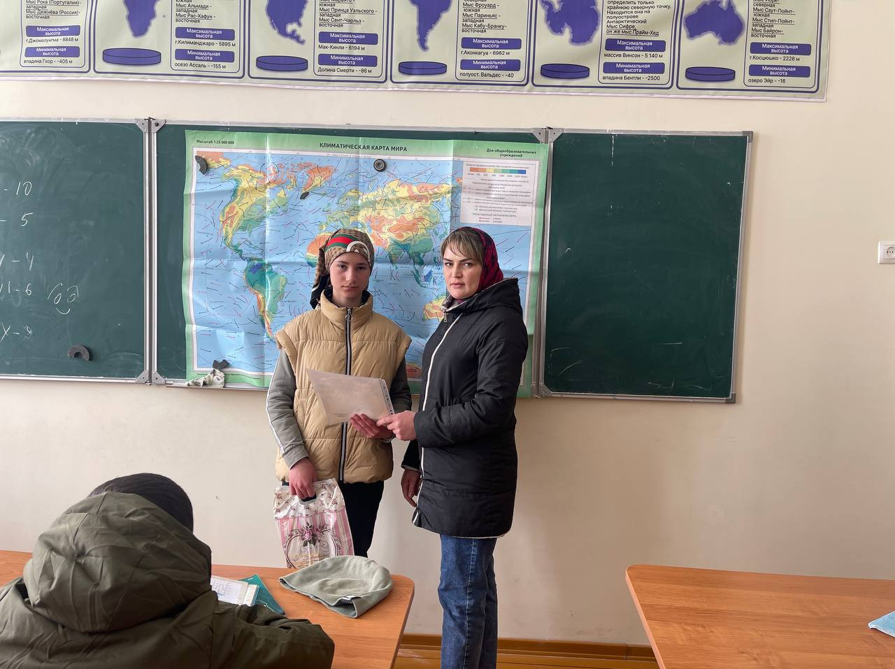 В Центре социального обслуживания населения Кулинского района прошел 1 этап конкурса детских работ «Наша семья», приуроченное ко Дню семьи.