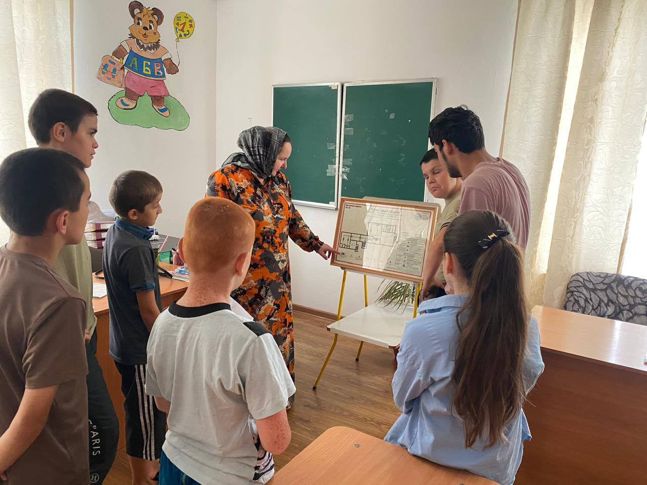 С детьми нашего центра была проведена беседа на тему "Осторожно, терроризм!".