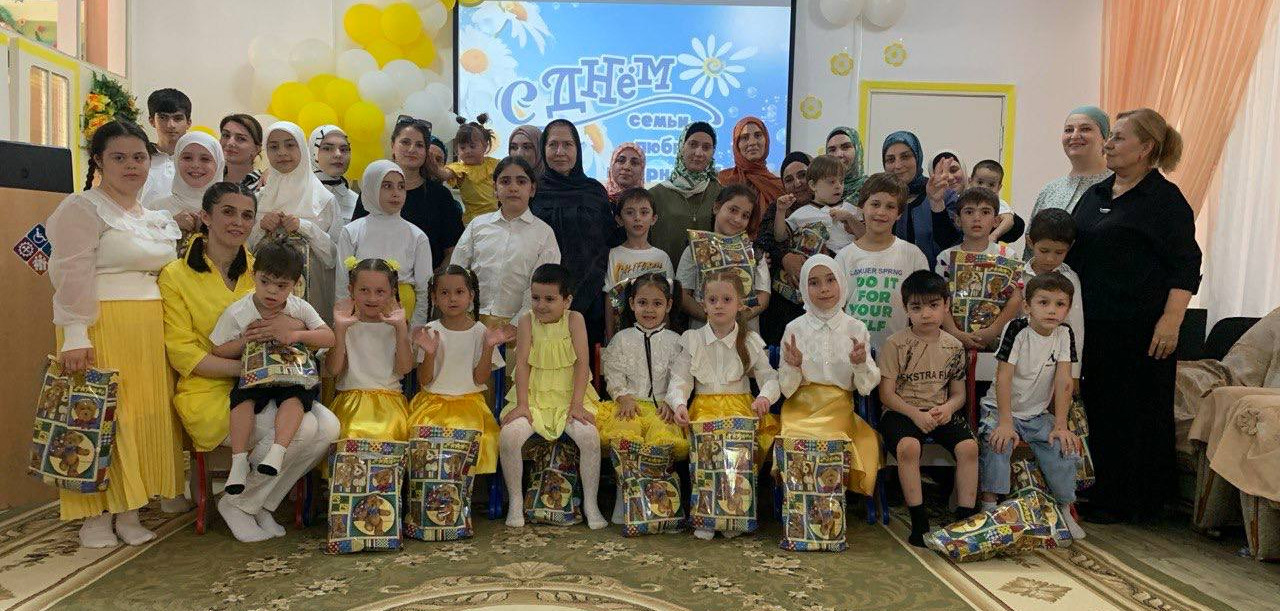 В Реабилитационном центре г.Хасавюрта 33 подростка получили подарки от постоянного спонсора ко Дню семьи