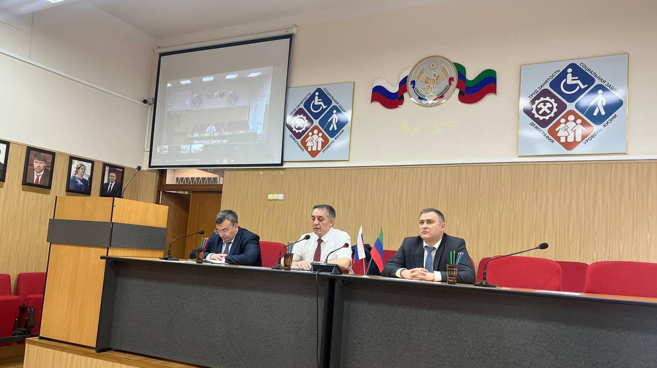 Вице-премьер Дагестана Абдурахман Махмудов провел расширенное совещание с аппаратом и подведомственными учреждениями Минтруда Дагестана.