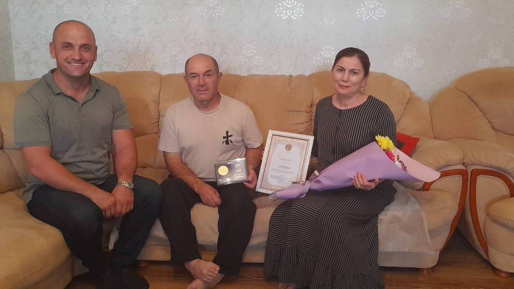 В честь празднования Всероссийского Дня- семьи, любви и верности 8 июля, работники УСЗН «города Южно-Сухокумска» лично посетили супружеские пары «города Южно-Сухокумска»