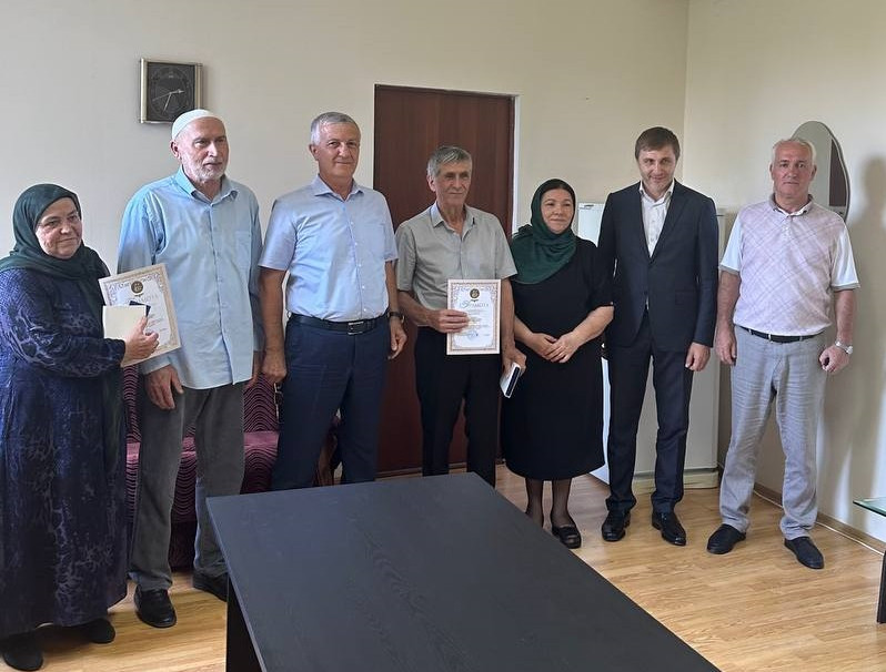 Награждения грамотой и медалью семьи Магомедовых и Набиевых