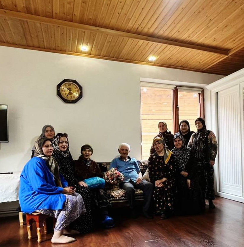 ?Самое важное в жизни человека - это семья. Семья олицетворяет преданность и верность своим родным, настоящую крепкую любовь и прочие семейные ценности.