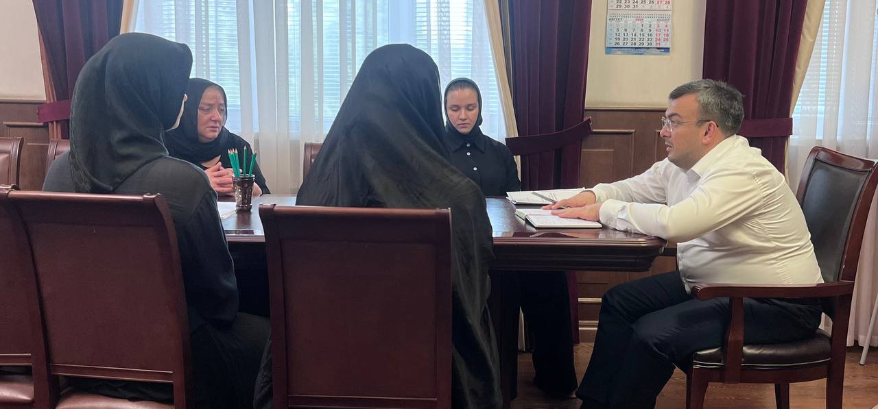 Сегодня врио министра труда и социального развития Дагестана Магомедзагид Кихасуров встретился с семьями погибших военнослужащих.