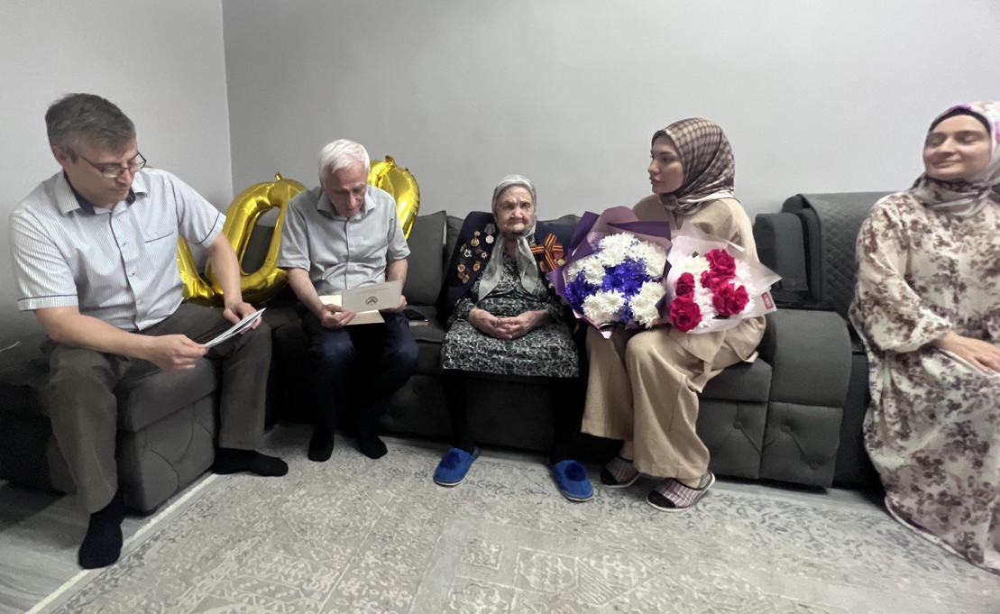 Зураб Багомедов поздравил сегодня со 100-летием ветерана Великой Отечественной войны Галину Белялову