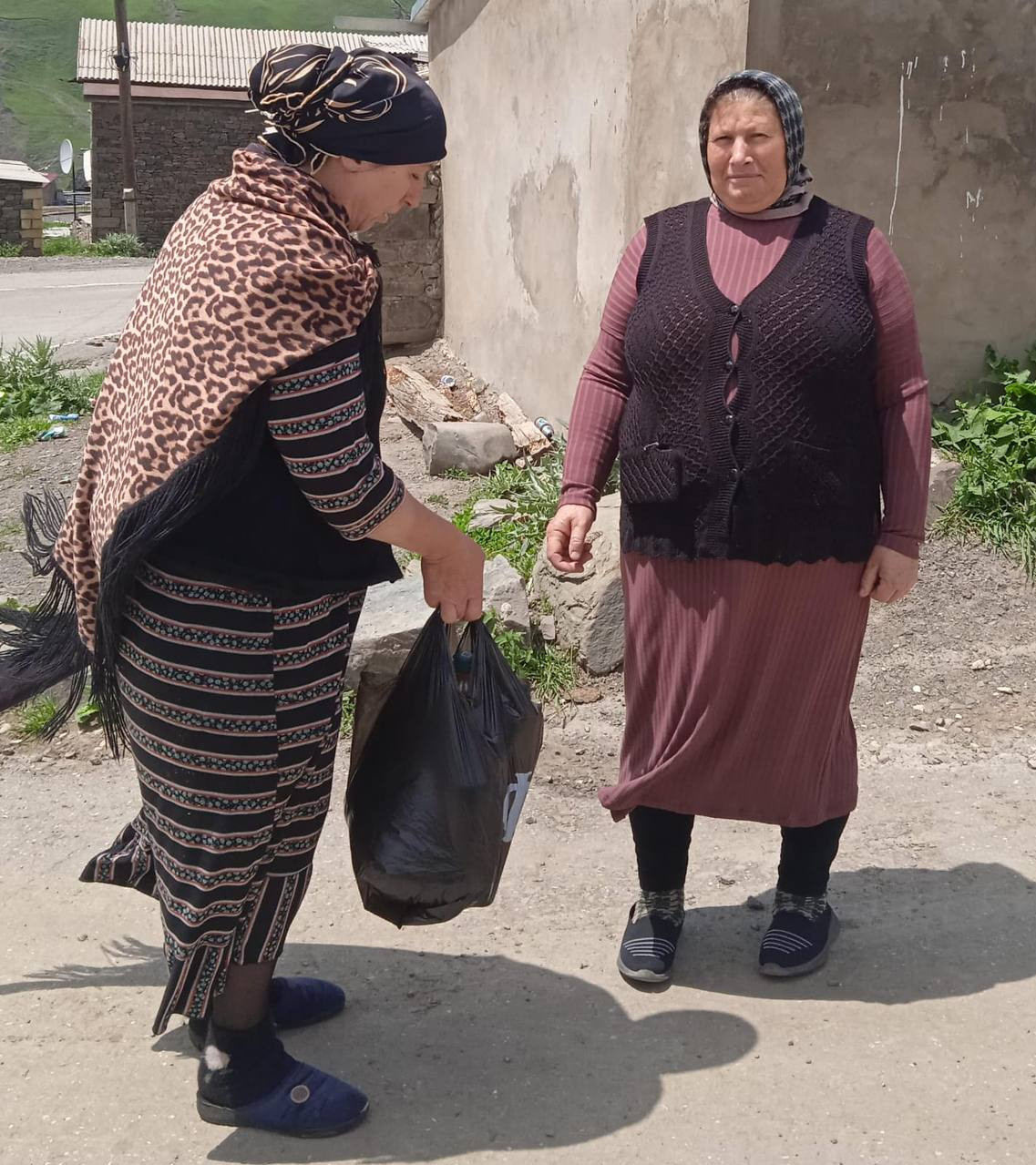 Работники Центра социального обслуживания населения Кулинского района,  отделения обслуживания населения на дому граждан пожилого возраста и инвалидов продолжают работать день за днём, облегчая жизнь одиноких пожилых людей.