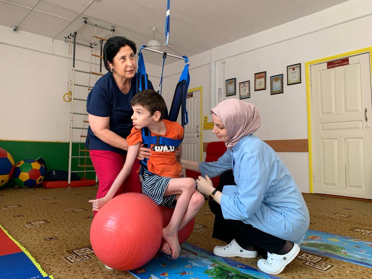 Занятие на тренажере Гросса с ребенком с ДЦП