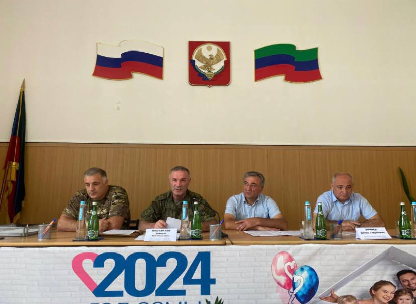 Военный комиссар РД Дайтбег Мустафаев провел в Сергокалинском районе выездное совещание
