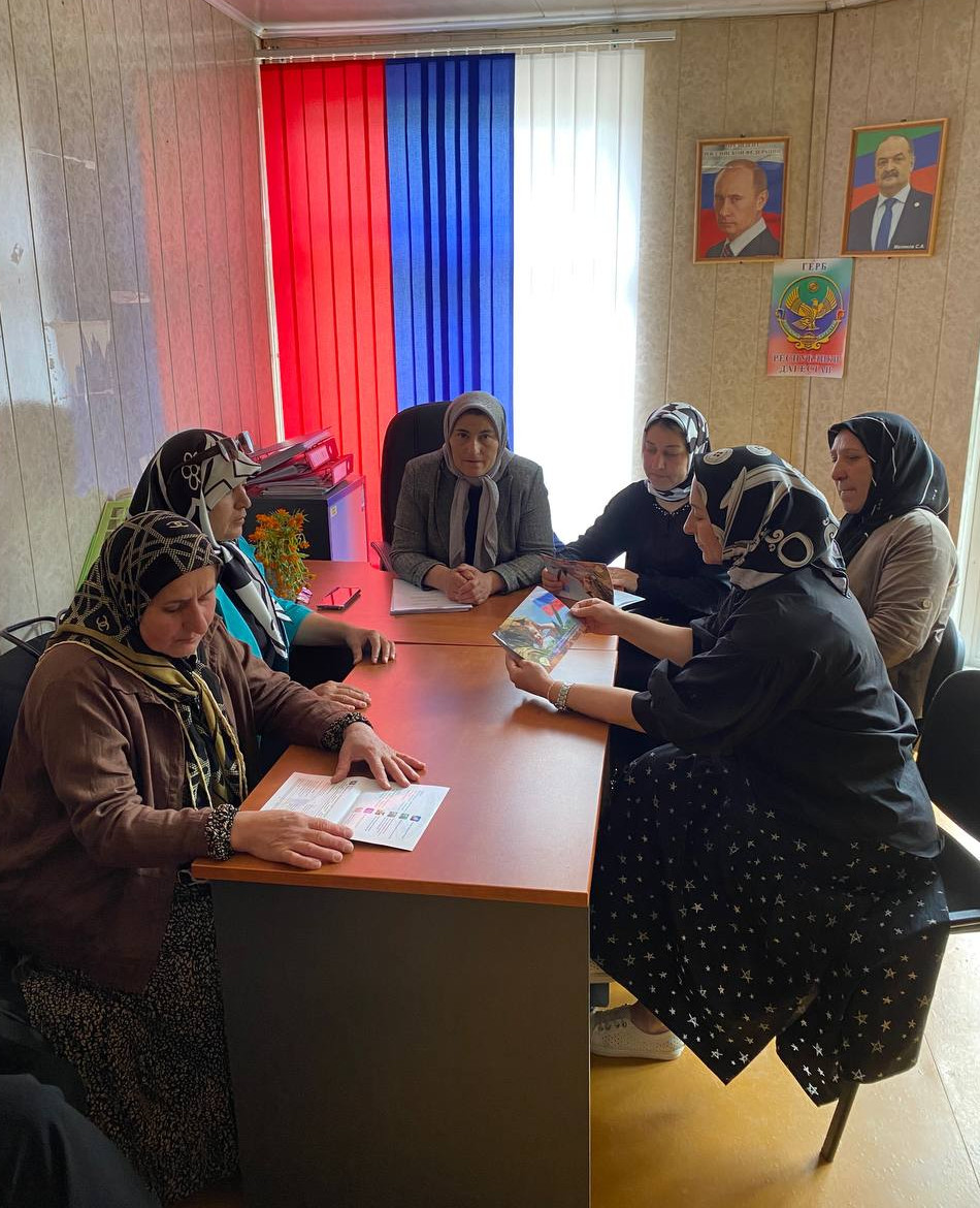 Разъяснительную работу с женами и с матерями участников СВО по мерам социальной поддержки. Раздали буклеты