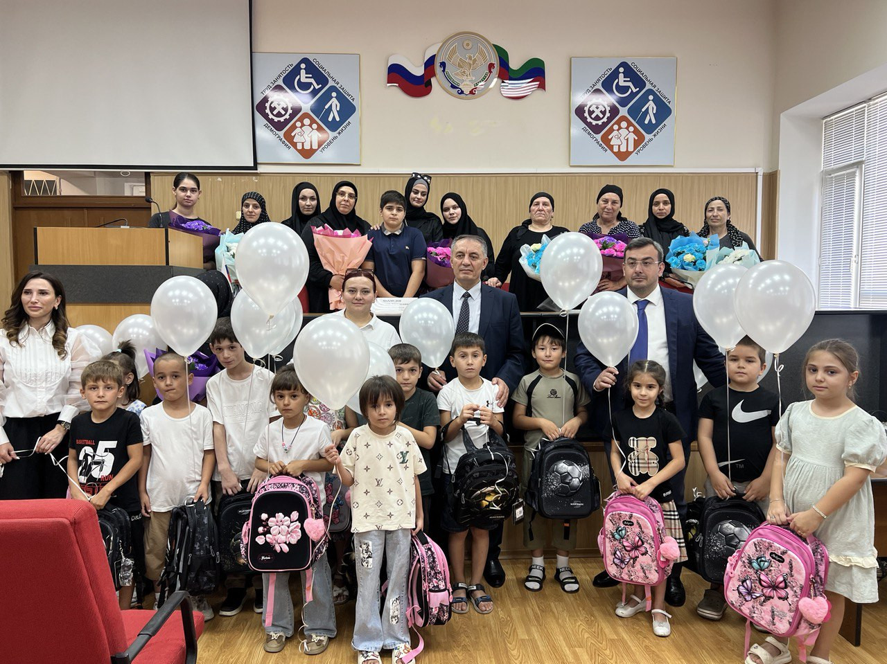 Абдурахман Махмудов и Магомедзагид Кихасуров поздравили первоклашек из семей участников СВО с началом первого учебного года