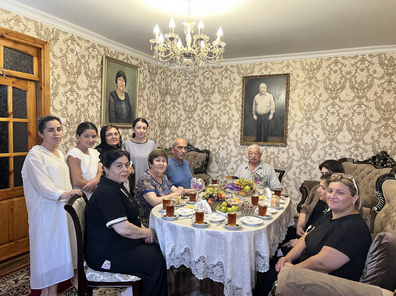 Супруги Гужаевы Гаджи Алигайдарович и Гюльмира Гамзаевна отметили свой изумрудный юбилей - 55 лет совместной жизни