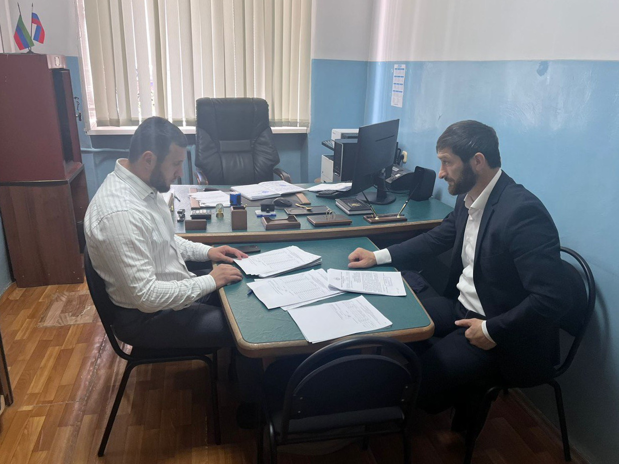 Директором УСЗН Акушинского района Багандмагомедовым К.А. была проведена рабочая встреча с директором  МФЦ по Акушинскому району Гаджиевым М.Ш.