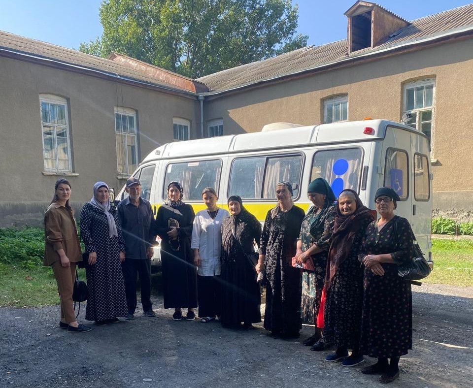 Мобильная бригада Комплексного центра социального обслуживания населения Ахтынского района продолжает свою работу в рамках нацпроекта «Демография»