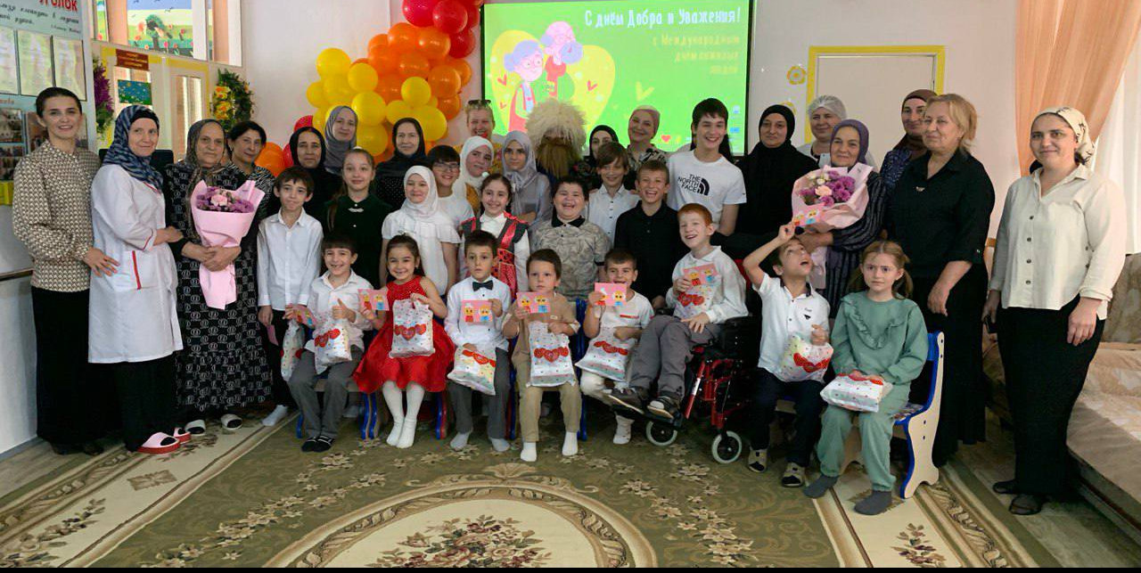 Коллектив и подопечные Реабилитационного центра г.Хасавюрта поздравили сегодня своих работников –представителей старшего поколения с праздником