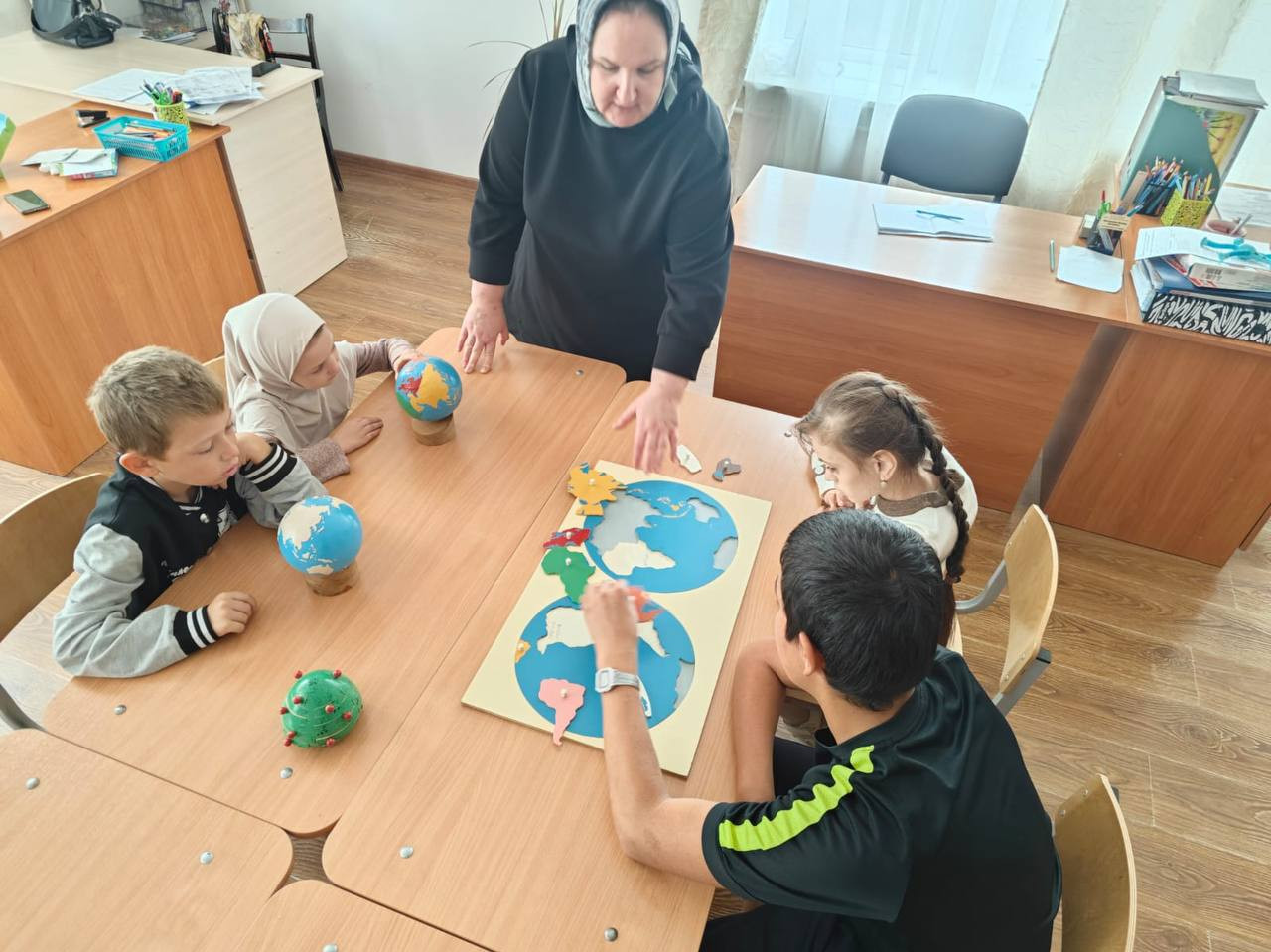 В рамках программы "Социальная среда" мы с детьми нашего центра реализовали проект под названием «Учимся жить вместе на планете Земля».