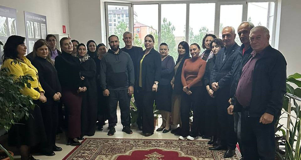 В Управлении социальной защиты г.Каспийска выразили напутственные слова в адрес работника учреждения, подписавшего военный контракт для службы в зоне СВО