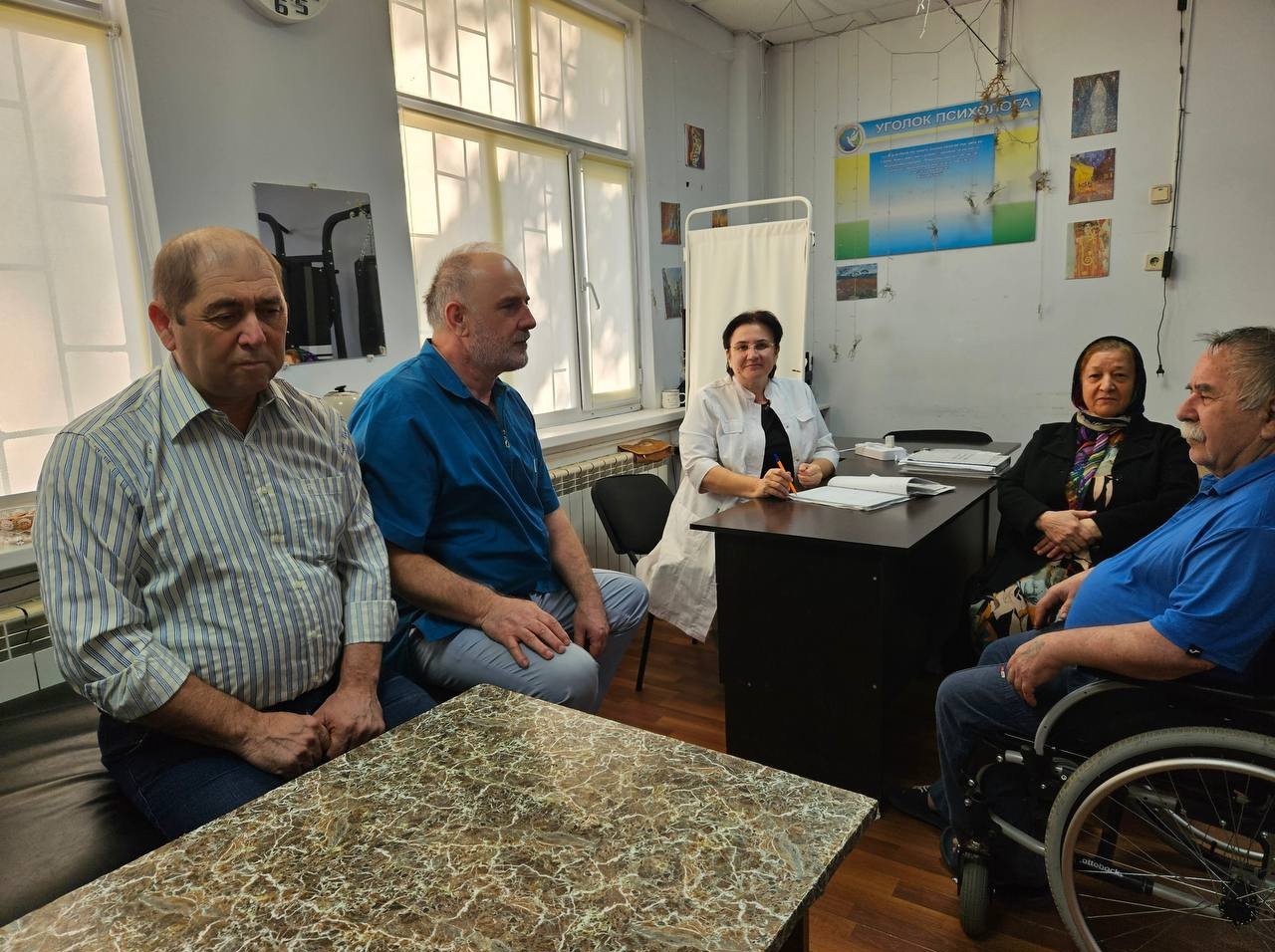 В Центре социального обслуживания города Махачкала функционирует отделение граждан пожилого возраста и инвалидов в полустационарной форме.