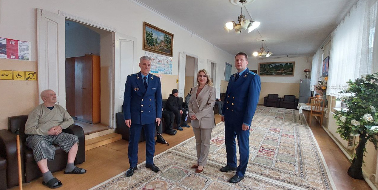 Заместитель прокурора Республики Дагестан Кузнецов Сергей и заместитель прокурора г.Дербента Роман Рожков посетили Дом-интернат "Дербент"