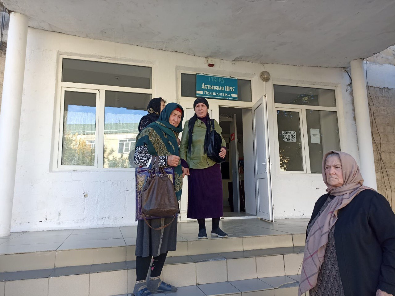 В рамках реализации национального проекта «Демография», регионального проекта «Старшее поколение» социальные работники Минтруда Дагестана в Ахтынском районе доставили граждан старше 65 лет в центральную районную больницу