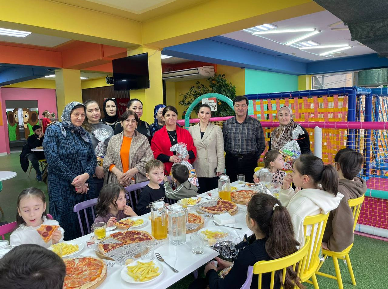 Предновогодняя благотворительная акция в детском клубе «Чебурашка».