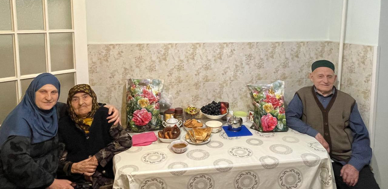Свыше 100 подопечных Махачкалинского центра соцобслуживания получили подарки к Международному дню пожилых