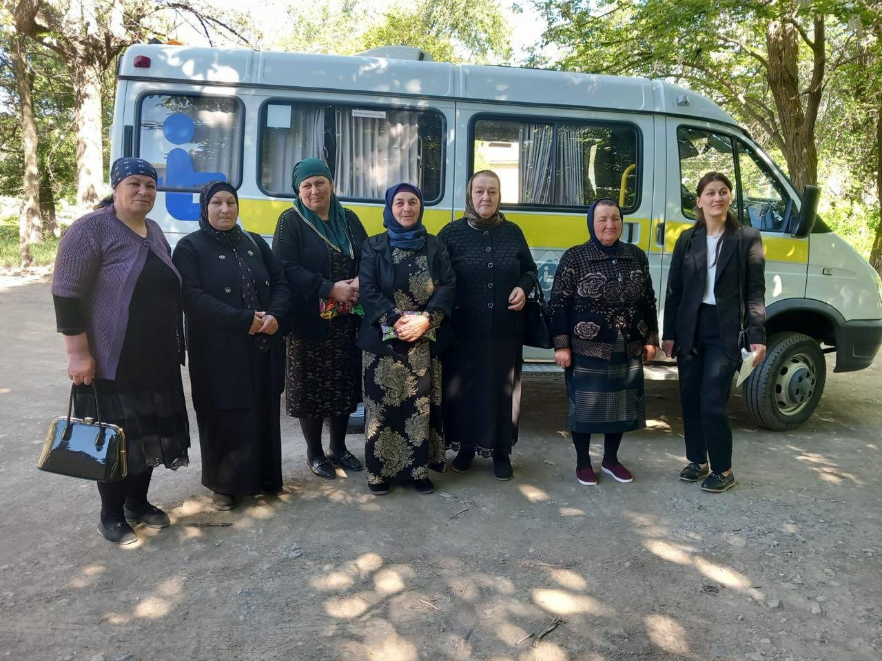 Мобильная бригада центра социального обслуживания Минтруда Дагестана в Ахтынском районе, доставила пожилых жителей отдаленных населенных пунктов в районную больницу для медосмотра