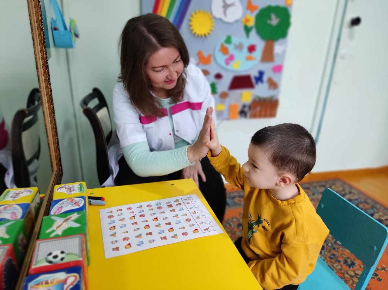 Занятие с ребёнком с ОНР-1 уровня , провела логопед О. Шульц. Метод Корректурная проба применяется в работе логопеда для развития зрительного внимания, слухоречевой памяти, усидчивости ребёнка.