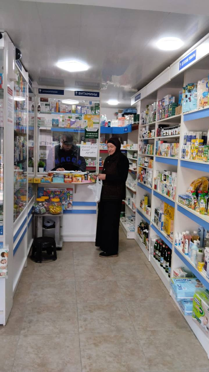Социальный работник 1 отд. СО на дому Сулейманова Патимат при покупке лекарственных средств для подопечного.