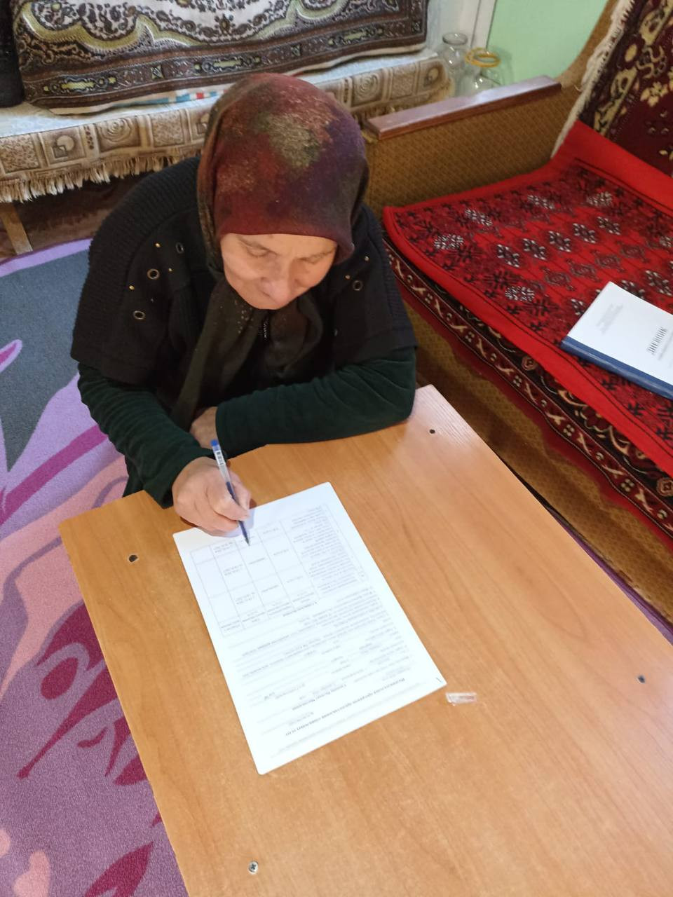 Подопечная социального работника 1 отд. СО на дому Ахмедова Багавудина ставить отметку об оказании ей социальных услуг.