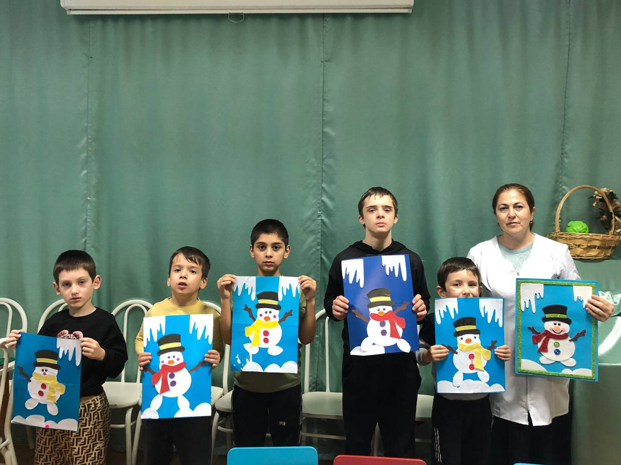Ребятами вместе с педагогом Альбиной Самедовой была изготовлена поделка "Волшебный снеговик»