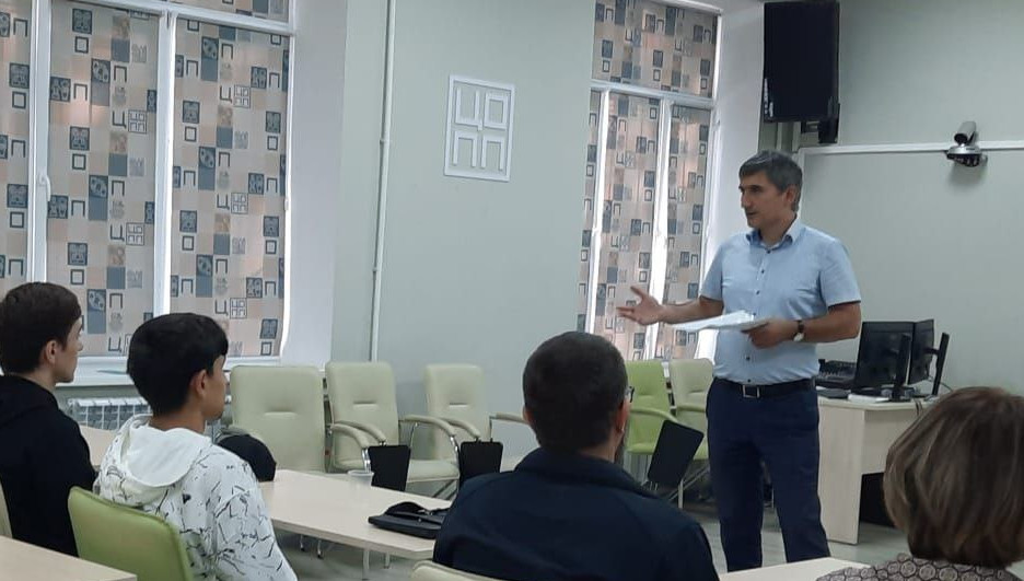 Руководитель управления соцзащиты Махачкалы рассказал выпускникам колледжа о возможности трудоустроиться в рамках проекта «Социальный контракт»