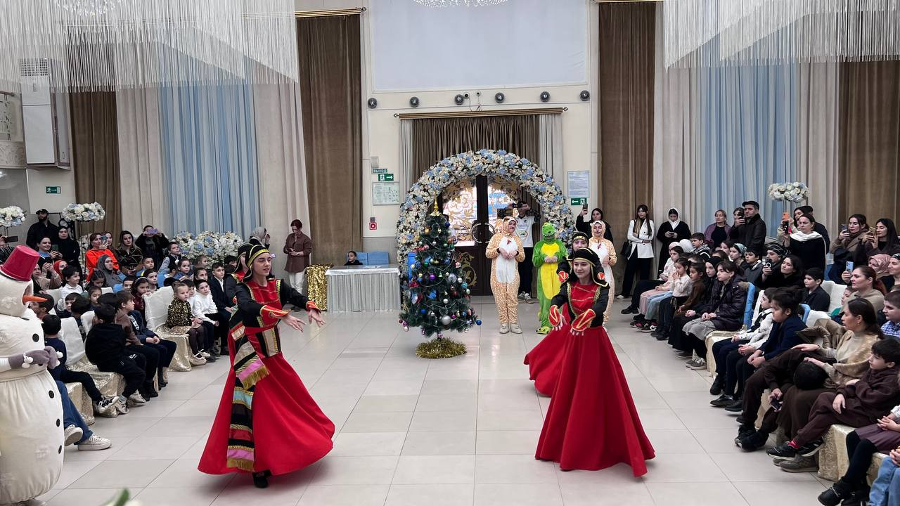 120 детей из семей военнослужащих порадовали подарками и новогодним представлением в Комплексном центре Минтруда РД в Каспийске