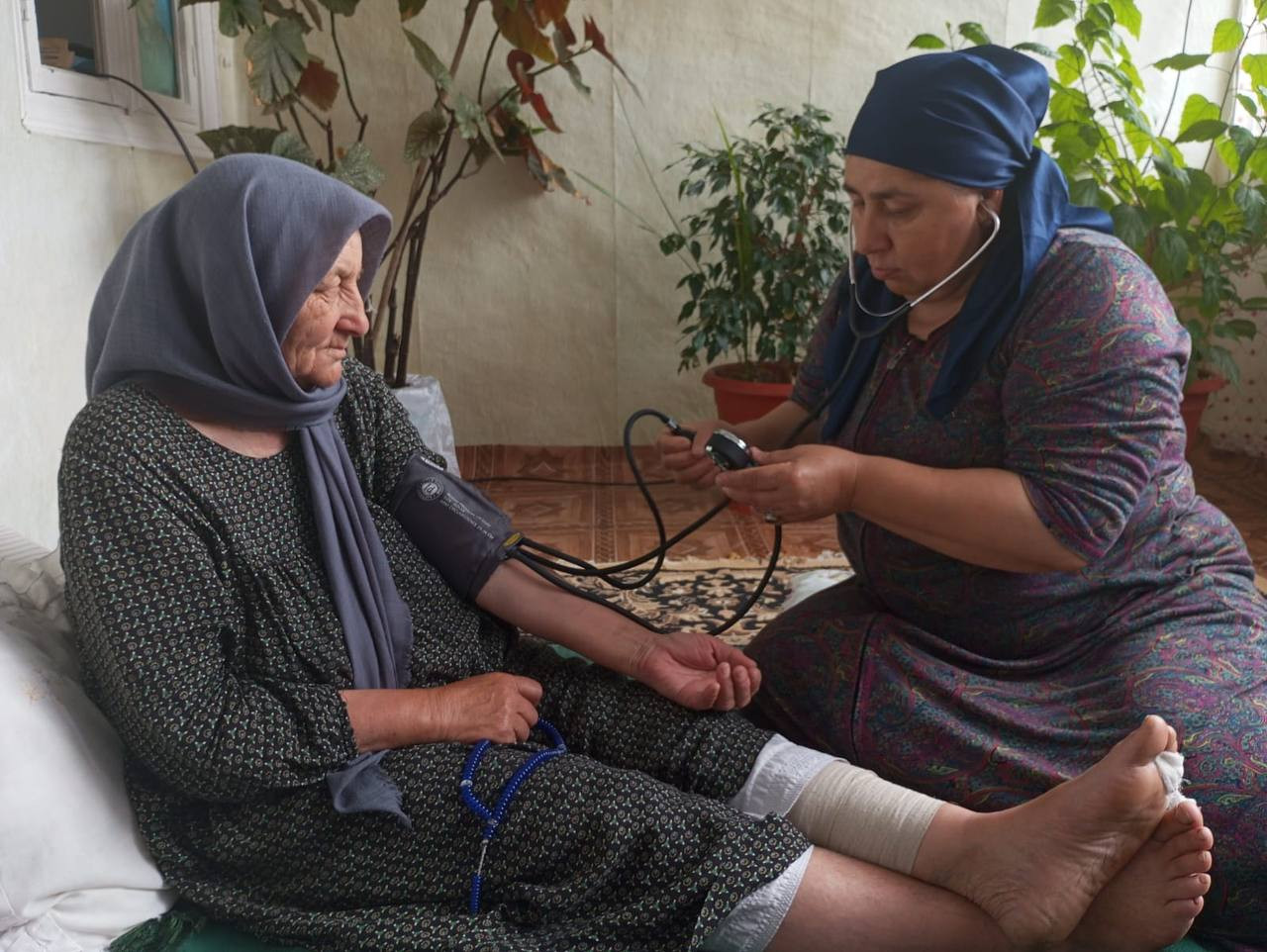 Социальный работник 1 отд. СО на дому Напилунова Нуржавгар при исполнении своих должностных обязанностей подопечным.