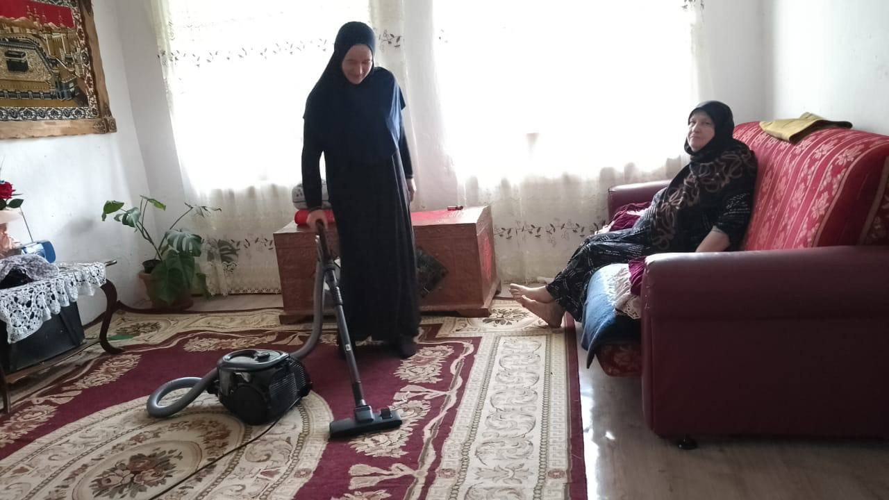 Социальный работник 1 отд. СО на дому Хайрудинова Патимат при оказании социальных услуг подопечным