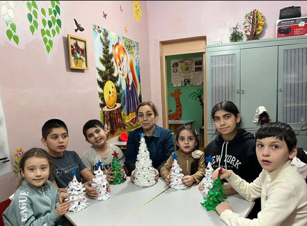 Поделки к Новому году не только украшают помещение Центра, но и создают праздничное настроение?