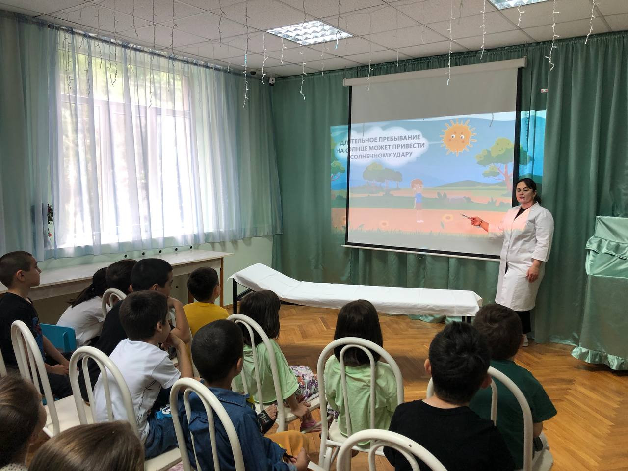 С детьми избербашского реабилитационного  медсестра центра Абдурахманова Цибац провела занятие  на тему    "Солнечный удар".