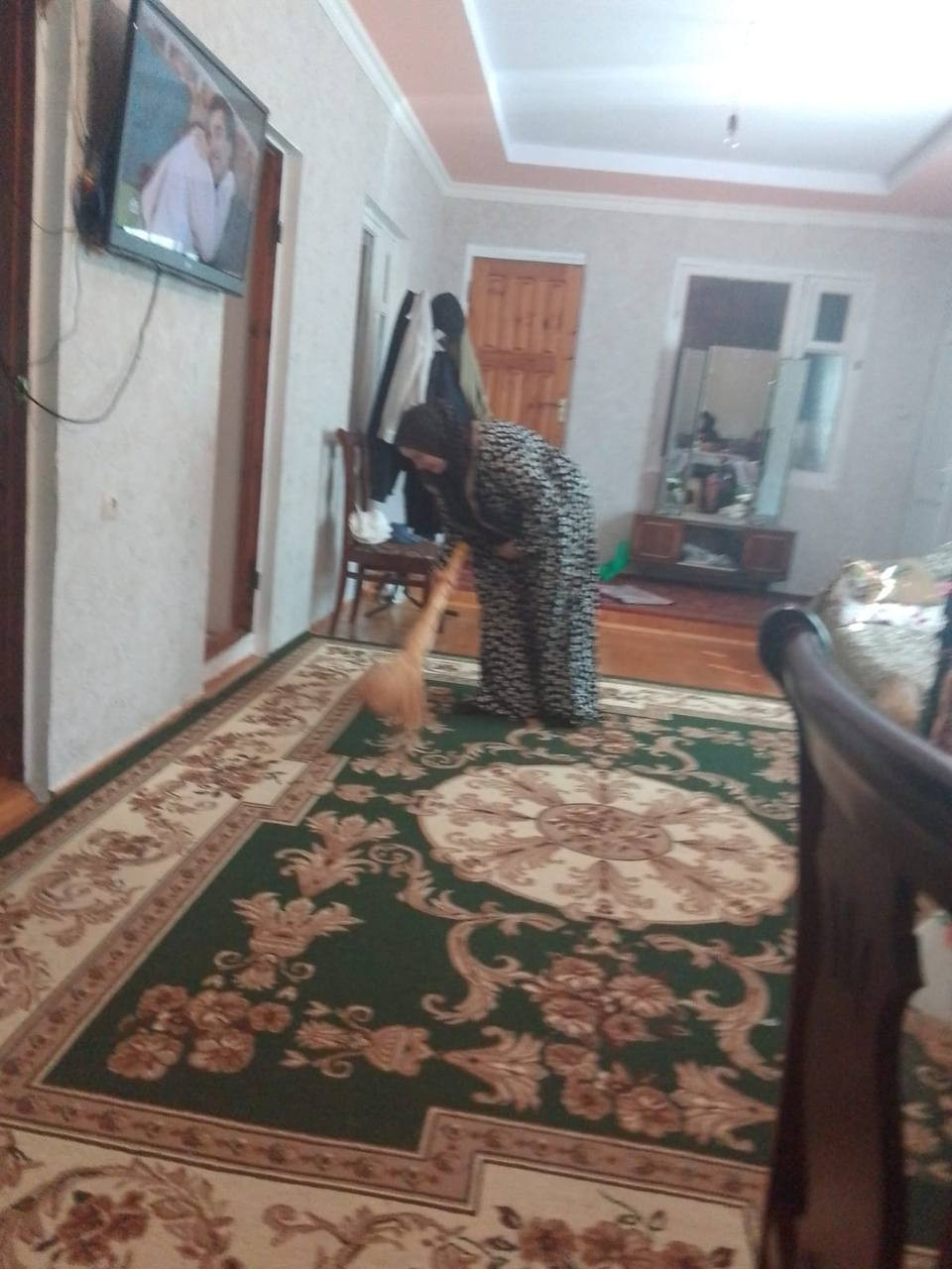 Социальный работник 1 отд. СО на дому Хадисова Мариям при оказании социальных услуг подопечным.