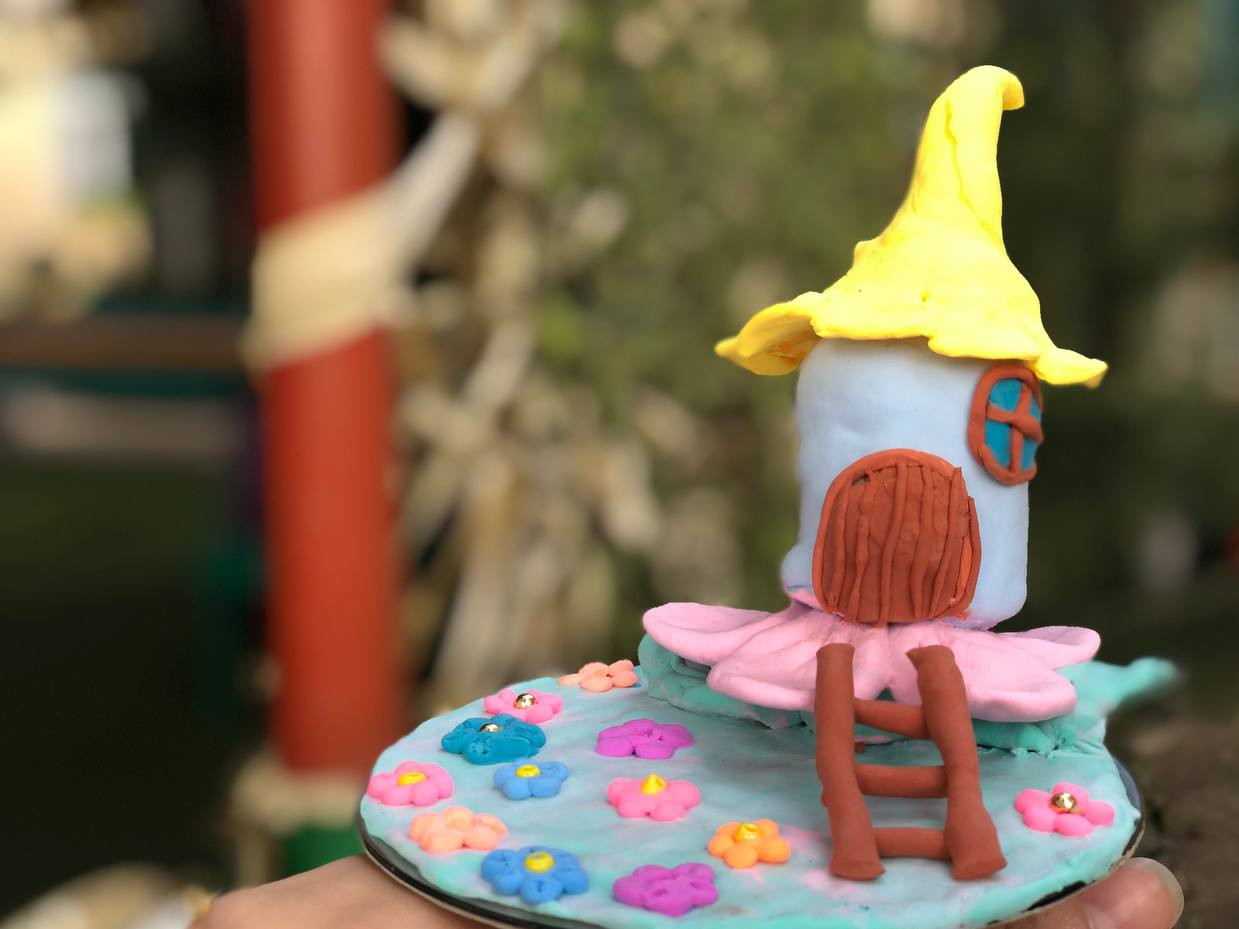 Лепка очень интересное и увлекательное занятие, а главное - полезное. Поэтому сегодня дети лепят сказочные домики для гномов.